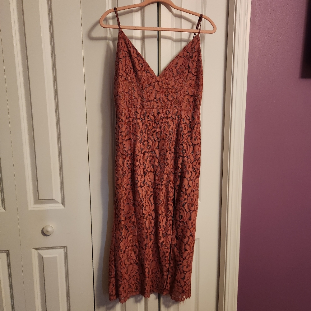 Elegant Lace Midi Dress in Mauve